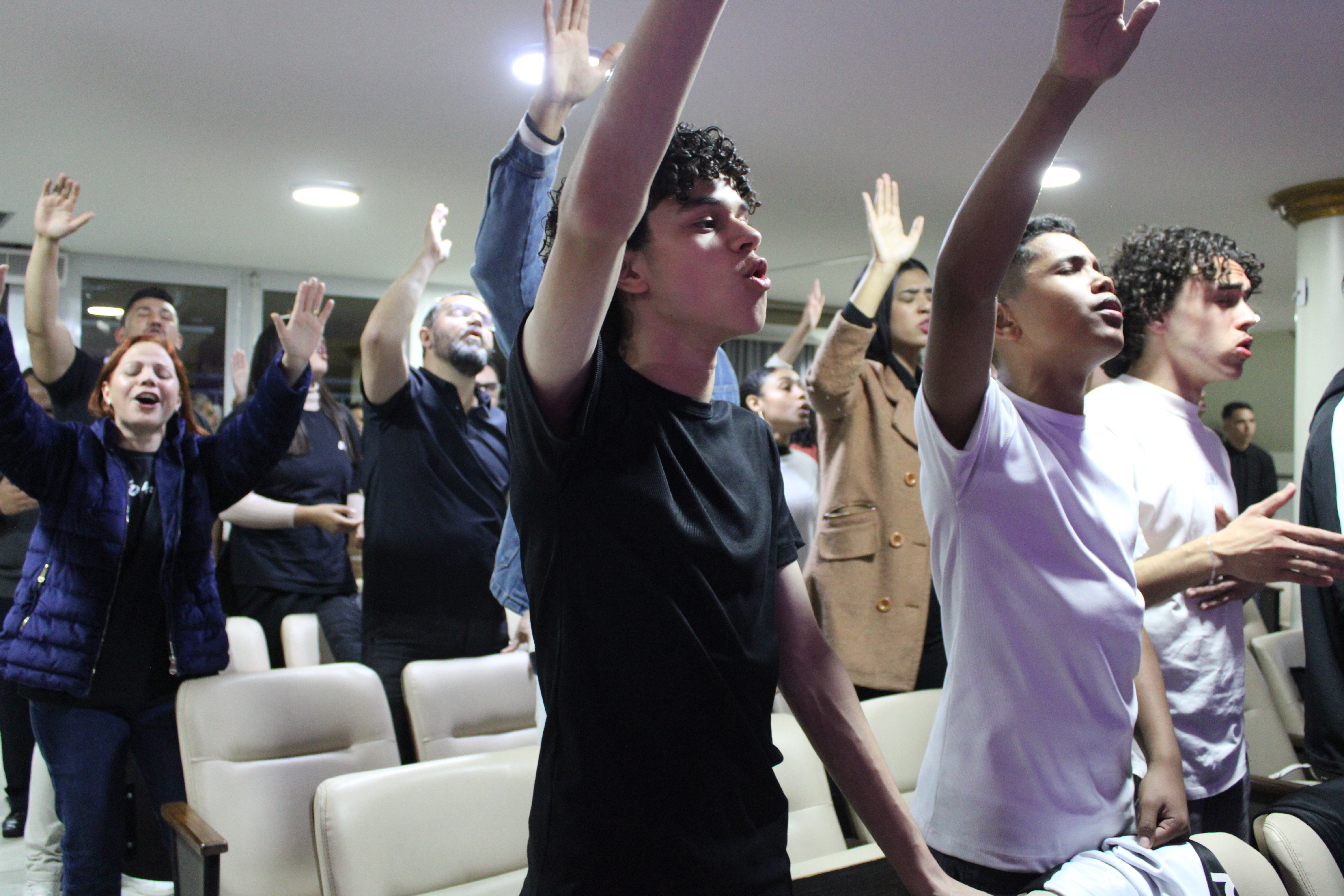 Jovens em adoração